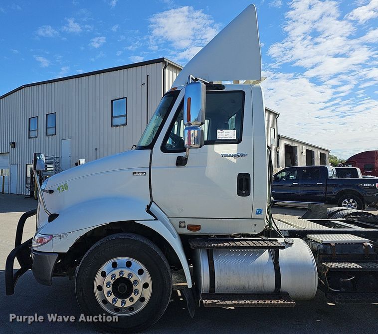 image for item DQ1199 2013 International 8600 semi truck