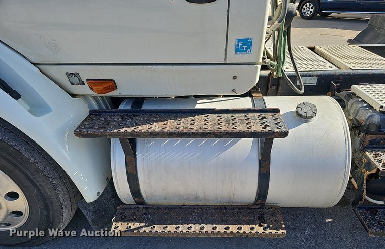 image for item DQ1199 2013 International 8600 semi truck