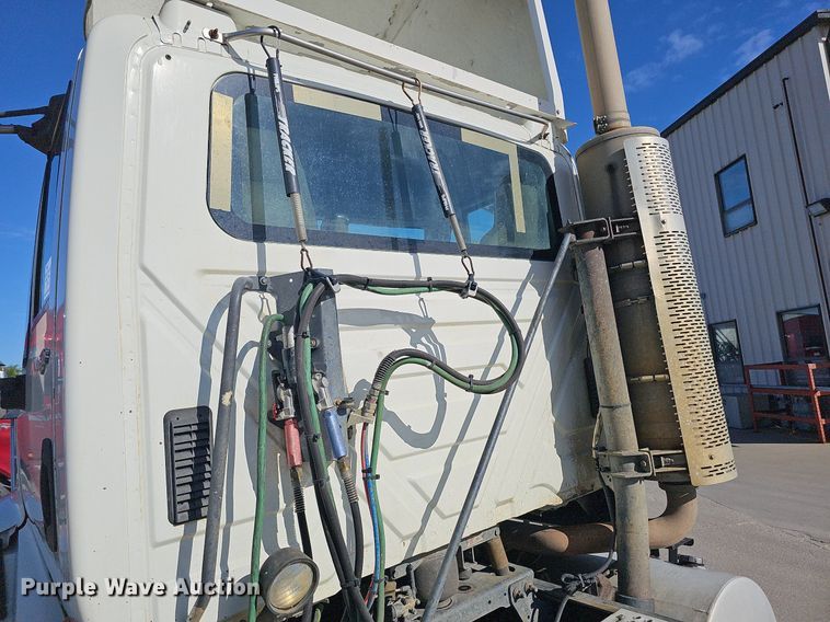 image for item DQ1199 2013 International 8600 semi truck