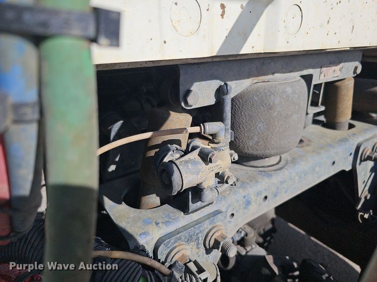 image for item DQ1199 2013 International 8600 semi truck