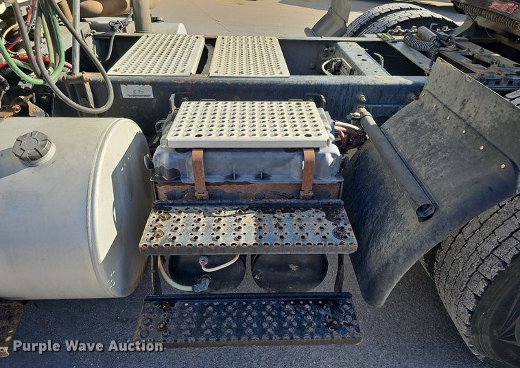 image for item DQ1199 2013 International 8600 semi truck