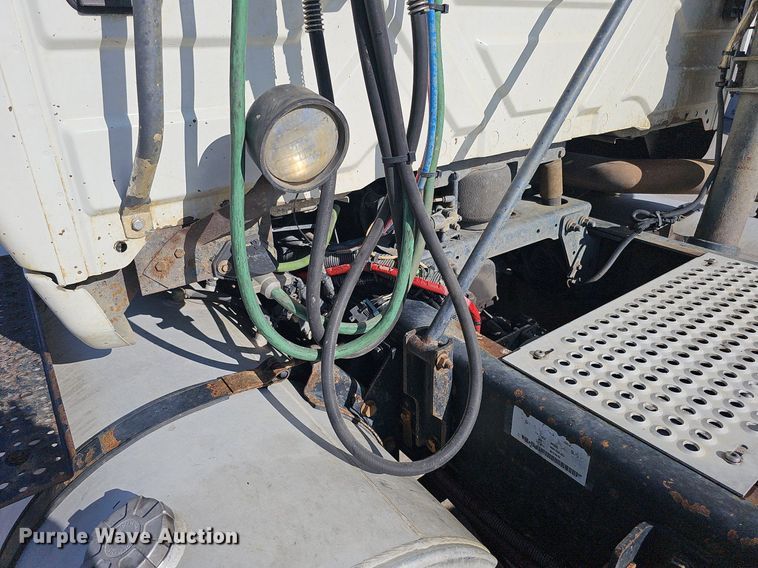 image for item DQ1199 2013 International 8600 semi truck