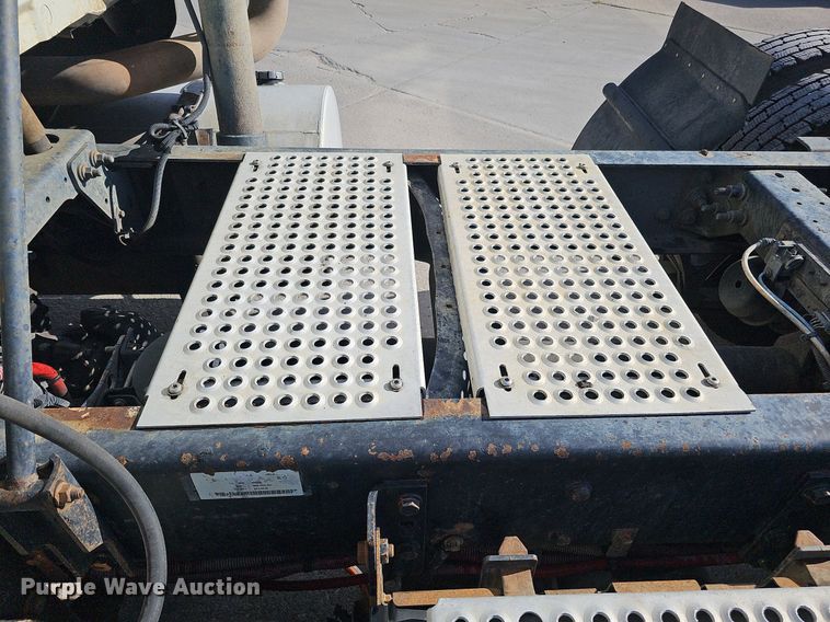 image for item DQ1199 2013 International 8600 semi truck