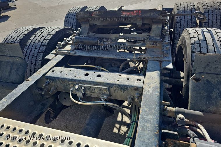 image for item DQ1199 2013 International 8600 semi truck