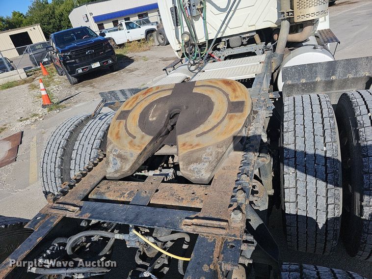 image for item DQ1199 2013 International 8600 semi truck