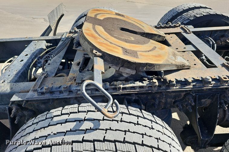 image for item DQ1199 2013 International 8600 semi truck