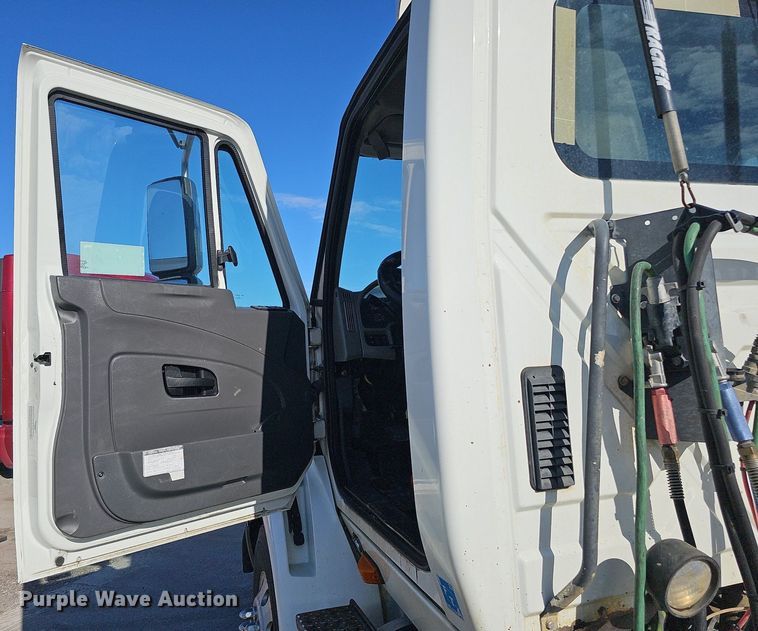 image for item DQ1199 2013 International 8600 semi truck