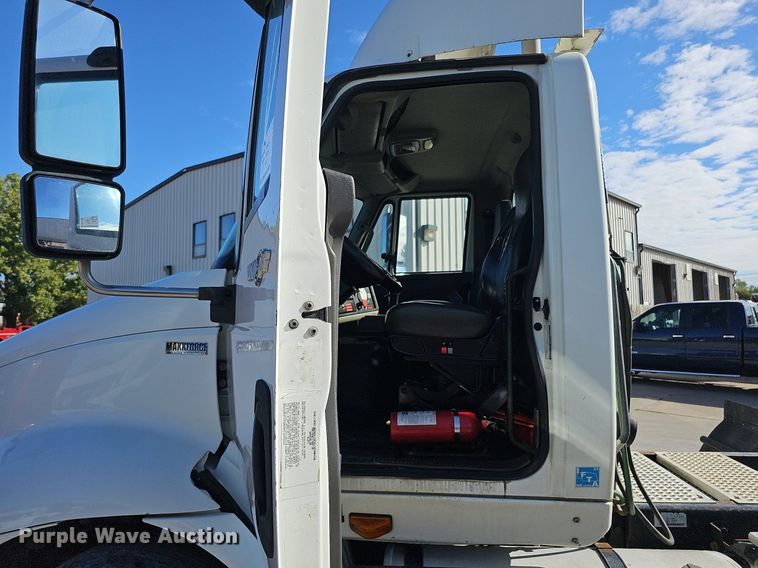 image for item DQ1199 2013 International 8600 semi truck