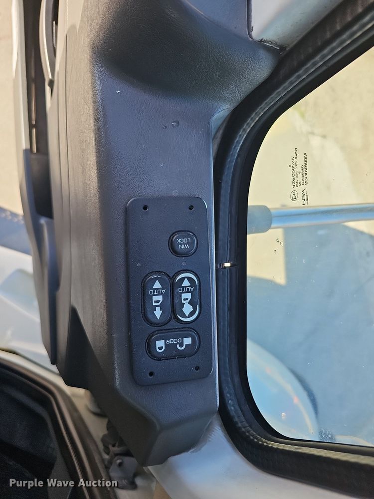 image for item DQ1199 2013 International 8600 semi truck