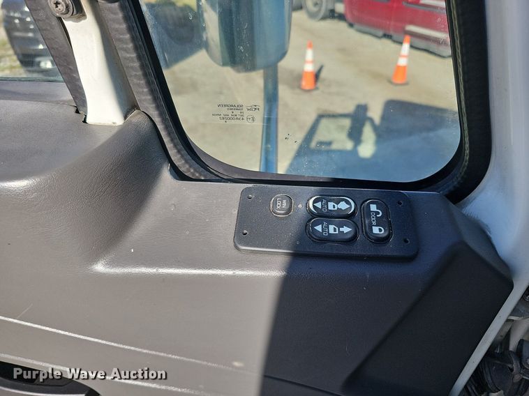 image for item DQ1199 2013 International 8600 semi truck