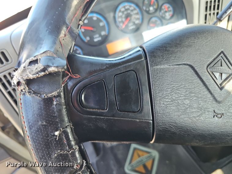 image for item DQ1199 2013 International 8600 semi truck