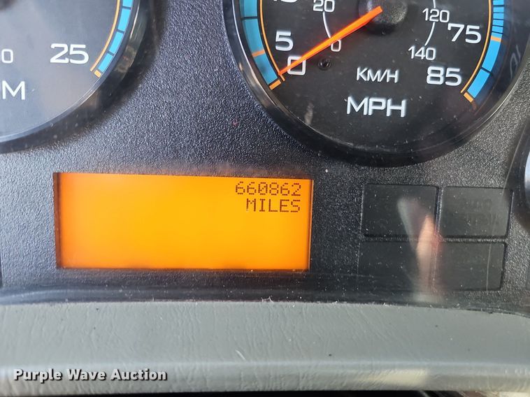 image for item DQ1199 2013 International 8600 semi truck