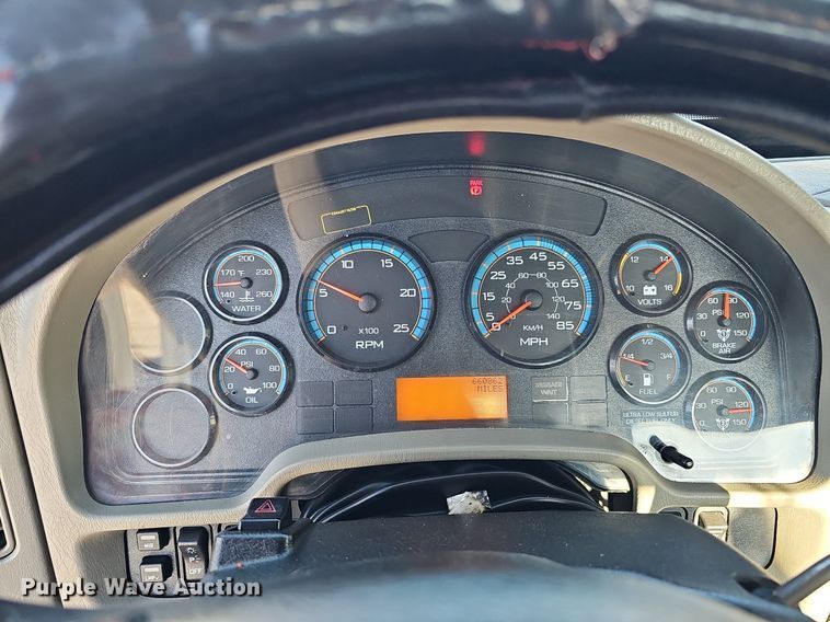 image for item DQ1199 2013 International 8600 semi truck