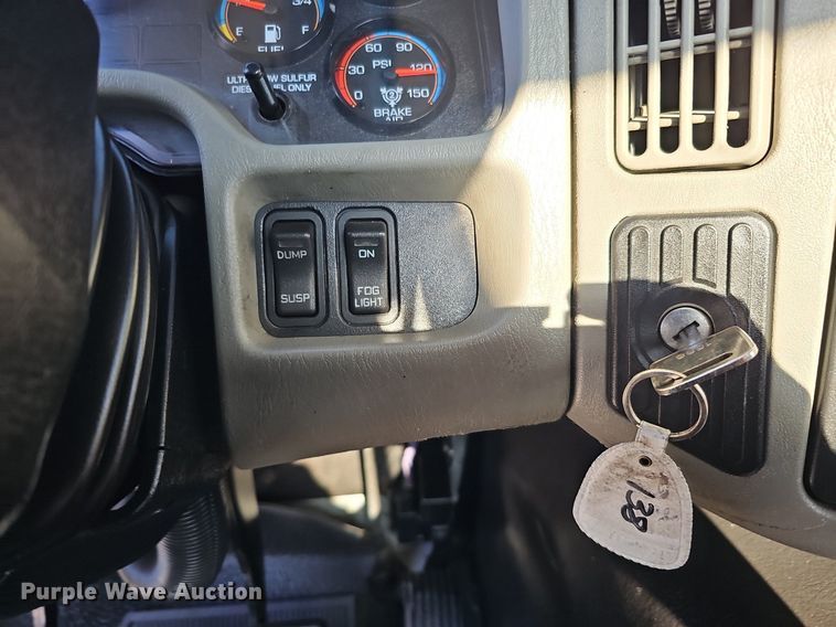 image for item DQ1199 2013 International 8600 semi truck