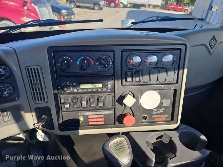 image for item DQ1199 2013 International 8600 semi truck