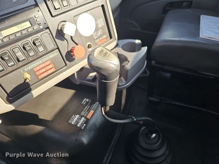 image for item DQ1199 2013 International 8600 semi truck