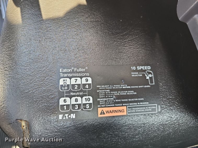 image for item DQ1199 2013 International 8600 semi truck