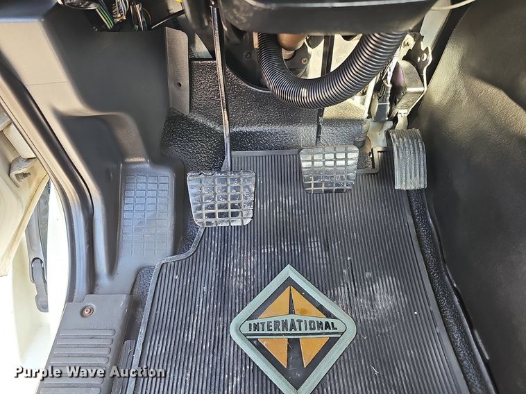 image for item DQ1199 2013 International 8600 semi truck