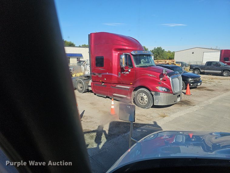 image for item DQ1199 2013 International 8600 semi truck