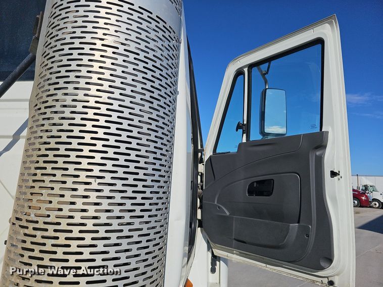 image for item DQ1199 2013 International 8600 semi truck