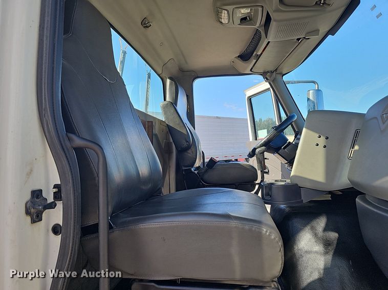 image for item DQ1199 2013 International 8600 semi truck