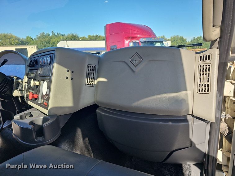 image for item DQ1199 2013 International 8600 semi truck