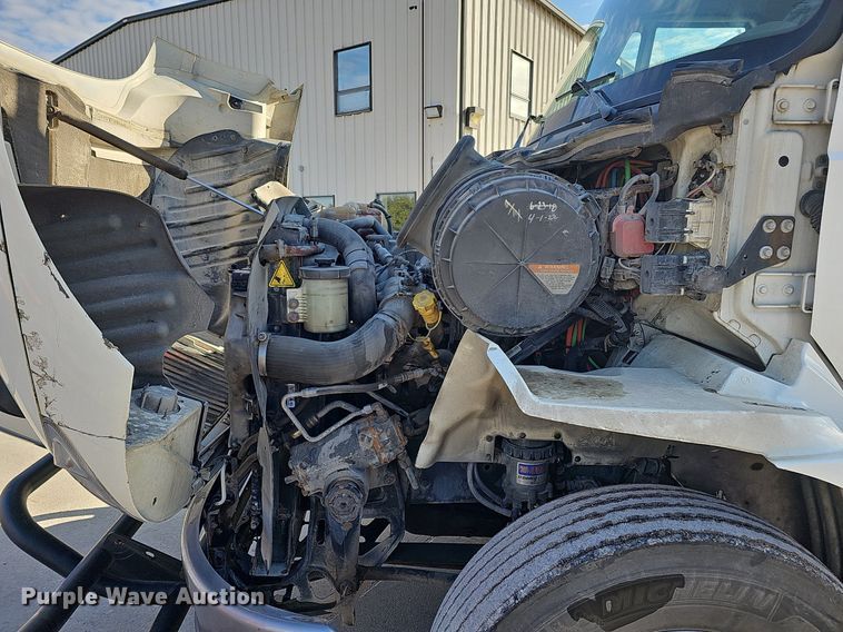 image for item DQ1199 2013 International 8600 semi truck