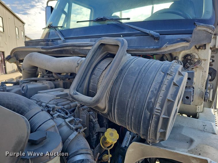 image for item DQ1199 2013 International 8600 semi truck