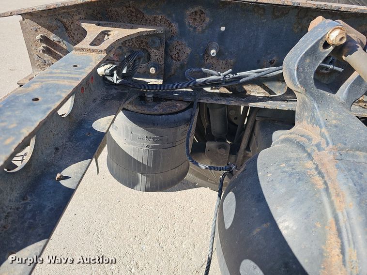 image for item DQ1199 2013 International 8600 semi truck