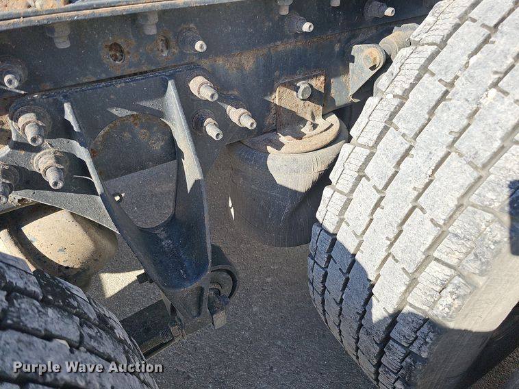 image for item DQ1199 2013 International 8600 semi truck