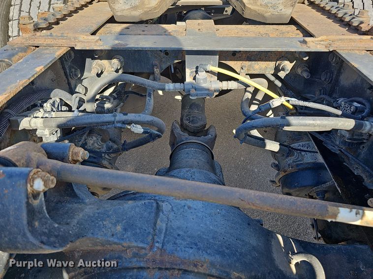 image for item DQ1199 2013 International 8600 semi truck