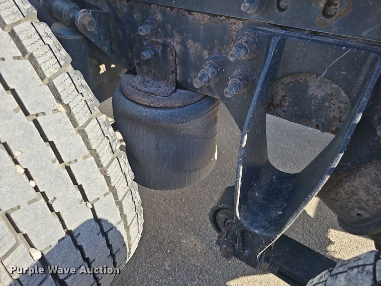 image for item DQ1199 2013 International 8600 semi truck