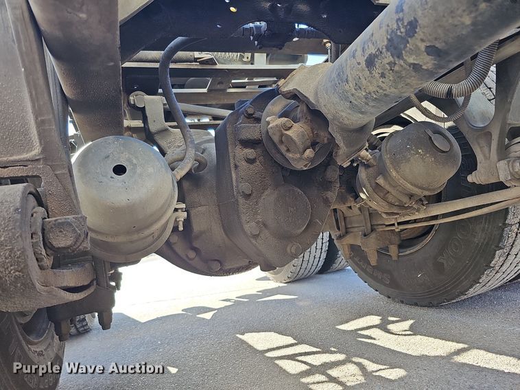 image for item DQ1199 2013 International 8600 semi truck