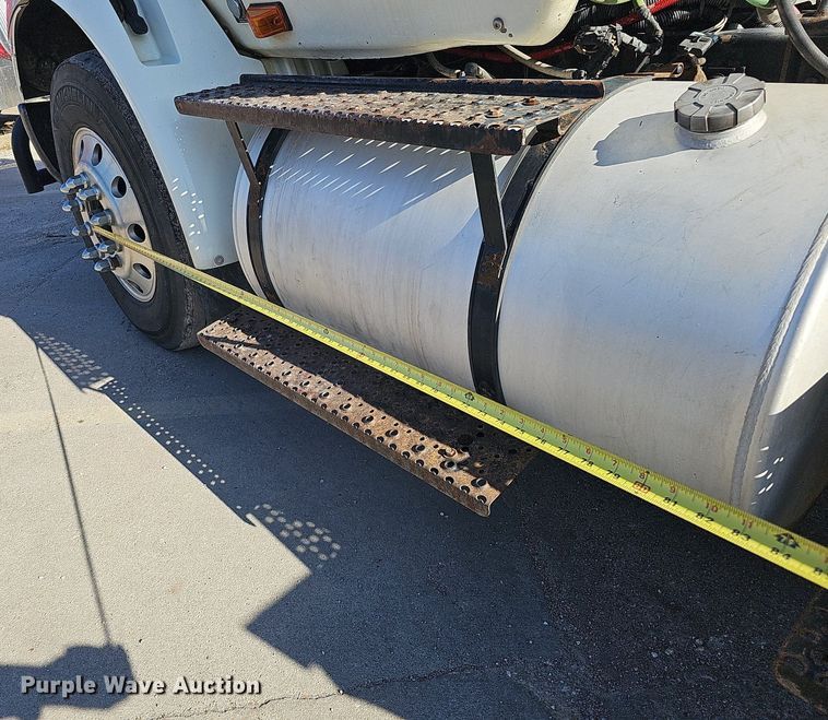 image for item DQ1199 2013 International 8600 semi truck