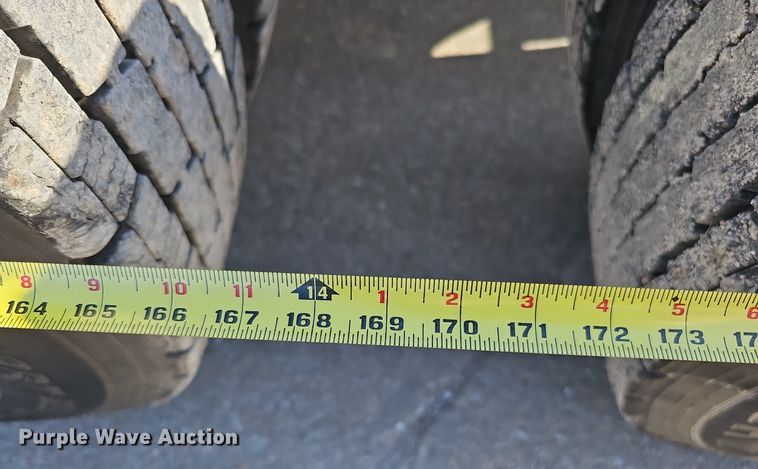 image for item DQ1199 2013 International 8600 semi truck