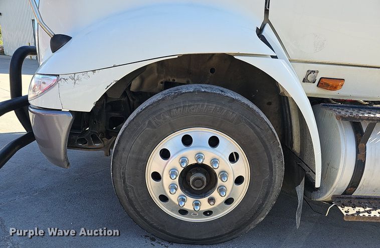 image for item DQ1199 2013 International 8600 semi truck