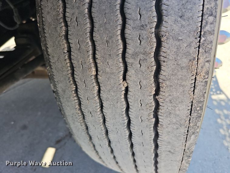 image for item DQ1199 2013 International 8600 semi truck