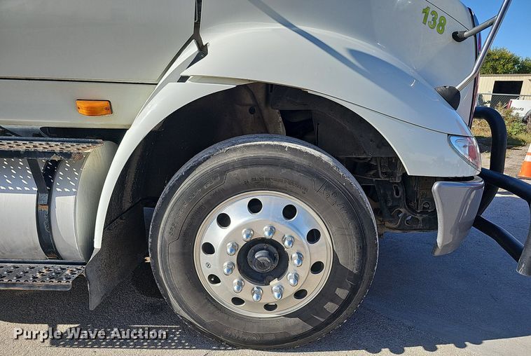 image for item DQ1199 2013 International 8600 semi truck