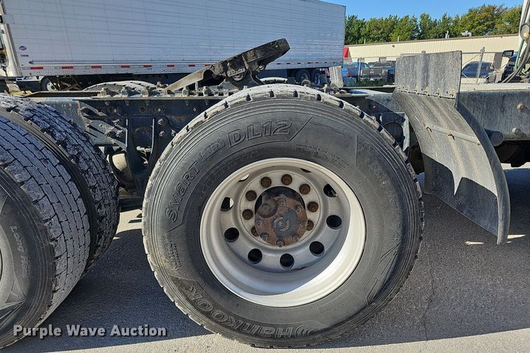 image for item DQ1199 2013 International 8600 semi truck