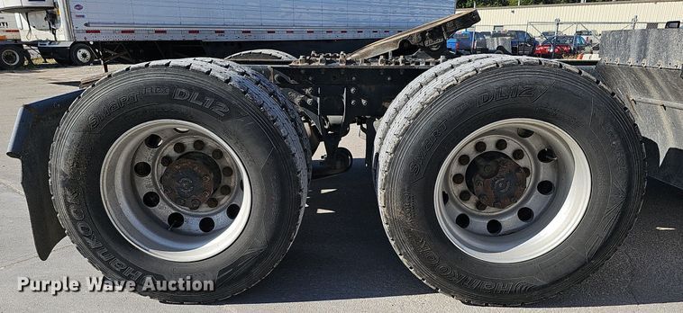 image for item DQ1199 2013 International 8600 semi truck