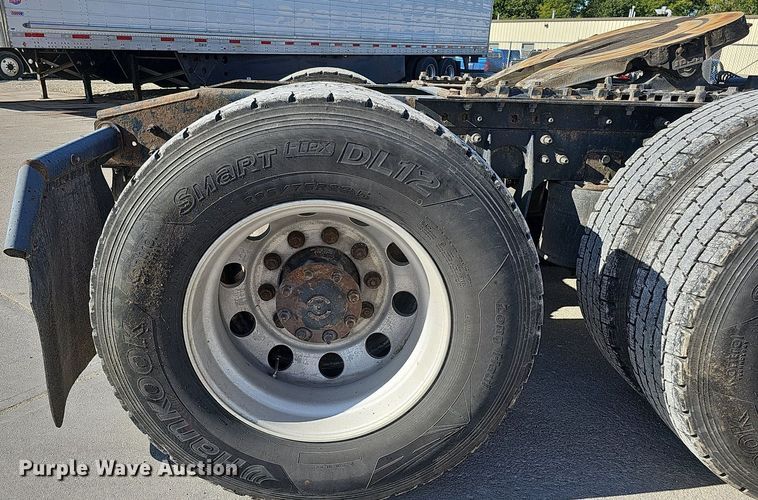 image for item DQ1199 2013 International 8600 semi truck