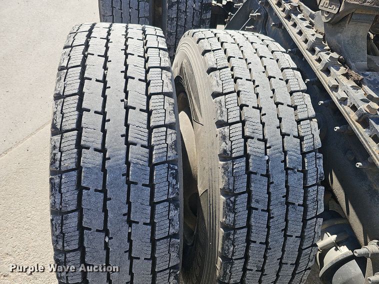 image for item DQ1199 2013 International 8600 semi truck