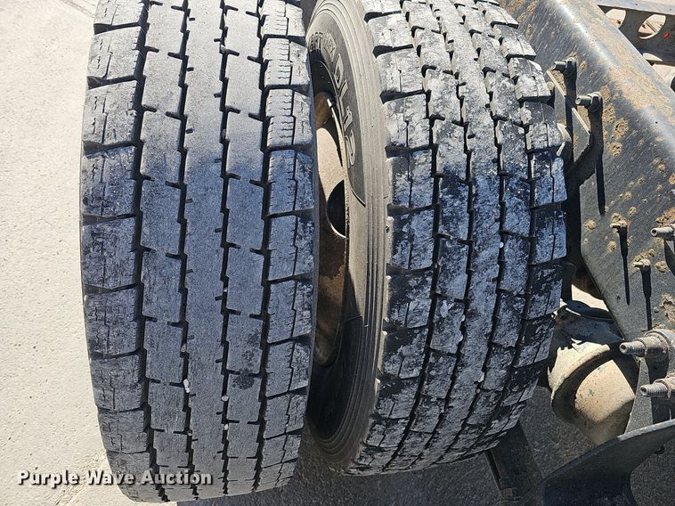 image for item DQ1199 2013 International 8600 semi truck