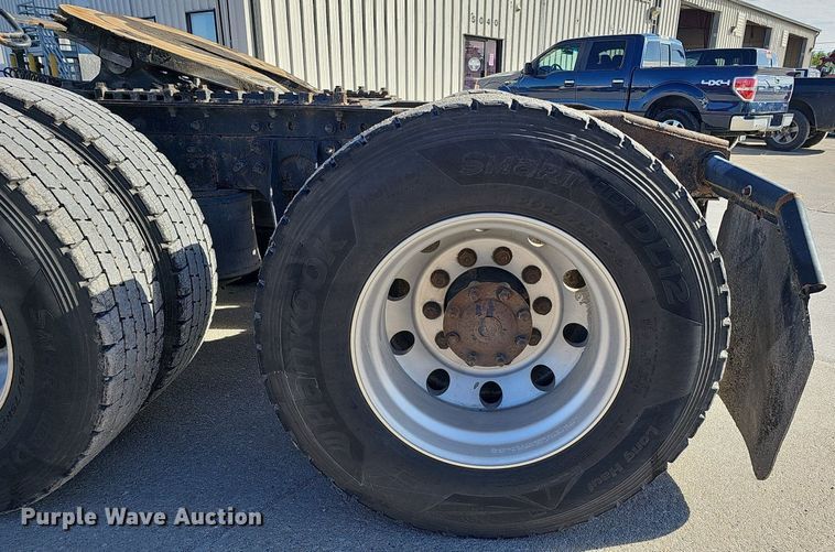 image for item DQ1199 2013 International 8600 semi truck