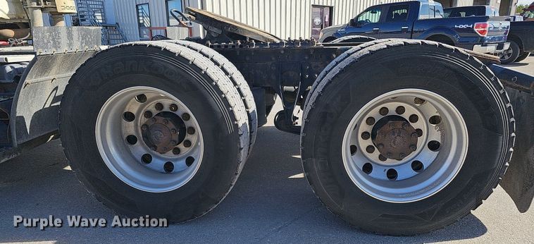 image for item DQ1199 2013 International 8600 semi truck