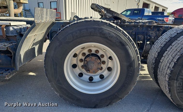 image for item DQ1199 2013 International 8600 semi truck