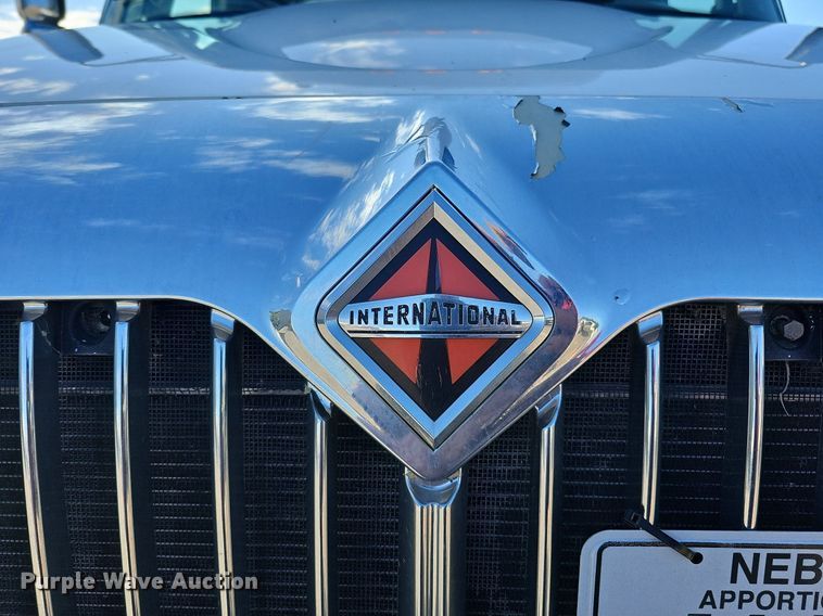 image for item DQ1199 2013 International 8600 semi truck