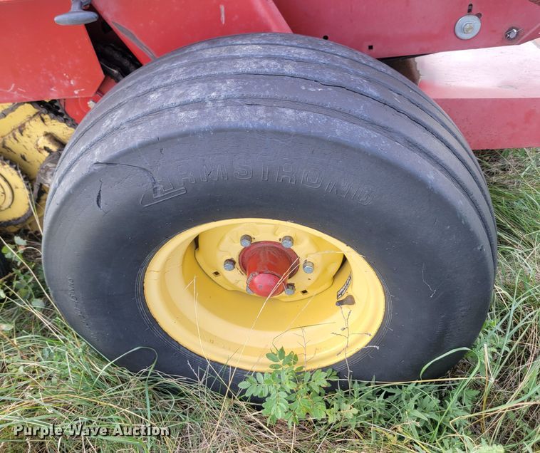 image for item KS9179 (2) New Holland 660 round baler