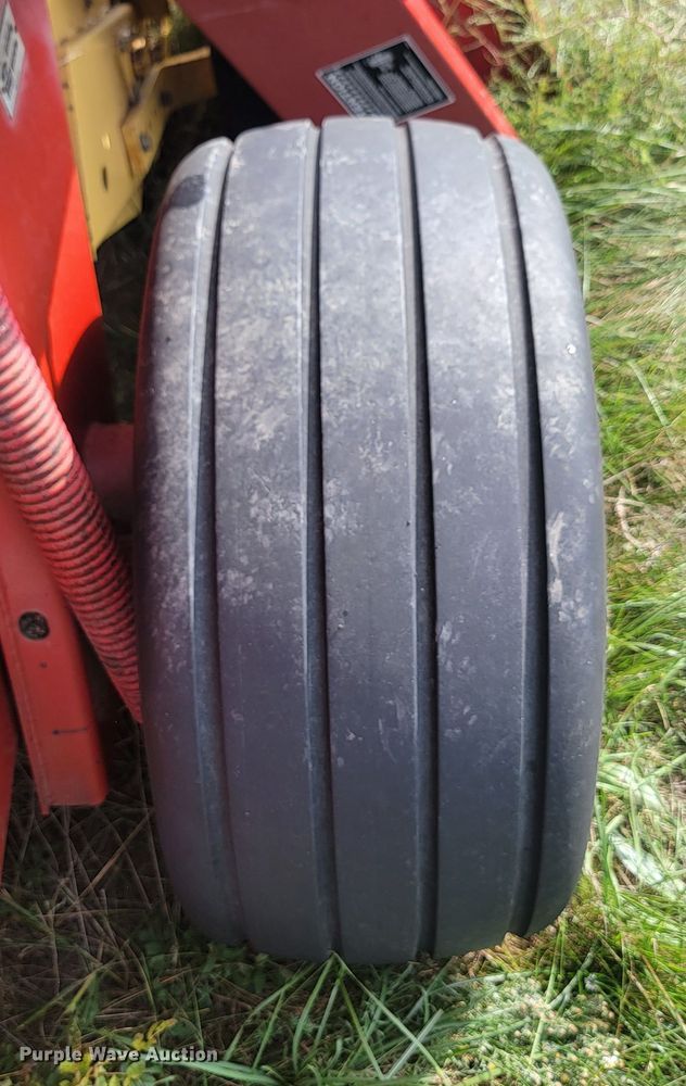 image for item KS9179 (2) New Holland 660 round baler