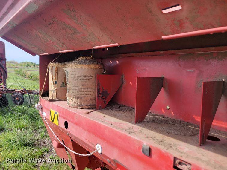 image for item KS9179 (2) New Holland 660 round baler